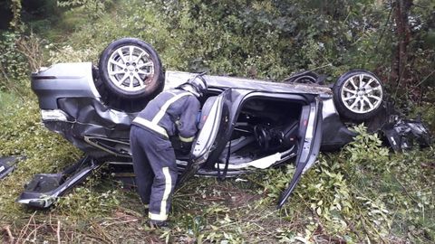 Estado del coche tras caer por un desnivel de unos 150 metros en Venta del Pobre