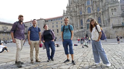 Los blogueros de viajes (de izquierda a derecha) Alberto Ribs, Bo Saldaa, Leticia Prez, Dani Keral y Eva Abal hicieron el Camino de Fisterra y Muxa para promocionar la ruta.