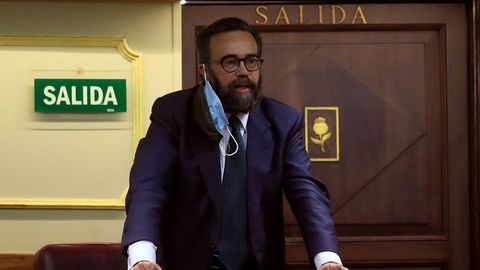 El diputado de Vox José María Sánchez García es expulsado del hemiciclo durante la sesión plenaria del Congreso de los Diputados celebrada este martes en Madrid.