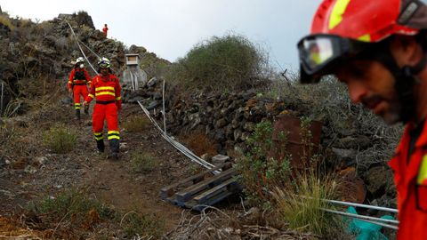 Miembros de la UME en la zona afectada por la erupción del volcán
