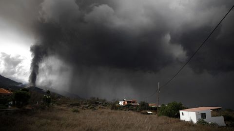 La nube de ceniza y dióxido de azufre que expulsa el volcán de La Palma, vista desde Tacande, en el municipio de El Paso