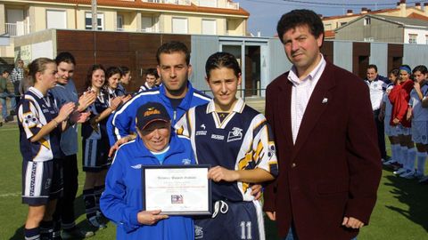 Aguiño (2002-05). Vero Boquete, en un homenaje tras ser campeona europea sub-19. Simón balvís