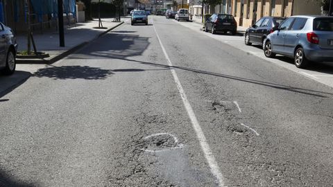 En la carretera de Catabois ya están marcados los baches que se van reparar a través del servicio municipal de mantenimiento de viales