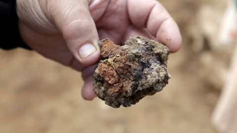 Escoria de hierro localizada en la excavación