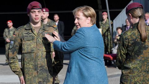 ngela Merkel impone una condecoracin a un soldado que particip en la evacuacin de Kabul