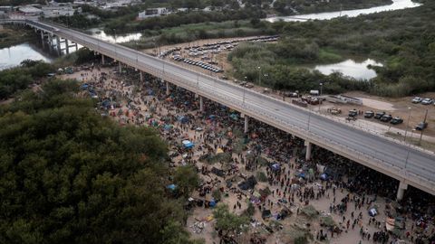 En la última semana unos 13.000 migrantes, en su mayoría haitianos, acamparon bajo el puente internacional en la ciudad texana de Del Río.