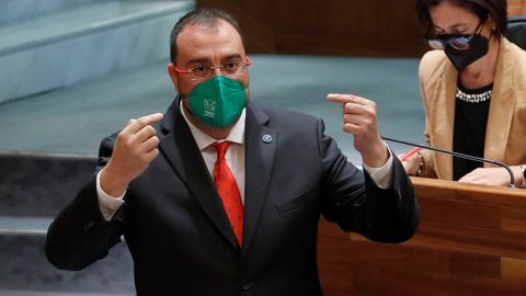 El presidente del Principado de Asturias, Adrián Barbón, interviene en el pleno de la Junta General