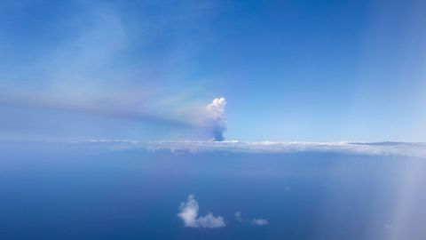 La erupción del volcán de Cumbre Vieja, en La Palma, vista desde un avión.