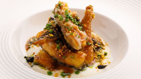 Anguila frita acompañada por su jugo tostado, manzana caramelizada y cacheira de cerdo celta