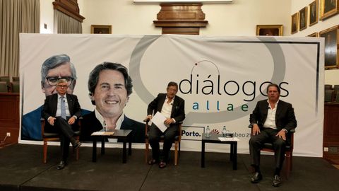 Un momento del foro Diálogos Gallaecia, con el presidente de la CEG Juan Manuel Vieites a la izquierda, el moderador Carlos Magno en el centro, y el empresario portugués Carlos Barbot a la derecha