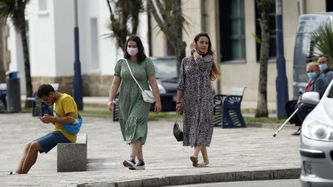 Imagen de gente paseando por A Pobra, concello en el que han aparecido nuevos casos