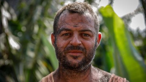 Yulian Alonso, de 33 años y nacido en el municipio palmeño de Fuencaliente, con el rostro lleno de ceniza del volcán después de trabajar en la recogida de plátano.