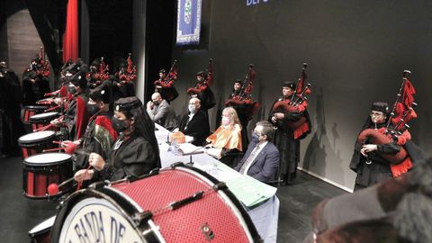 La Real Banda de Gaitas interpretó Gaudeamus Igitur , el himno universitario, y el himno gallego