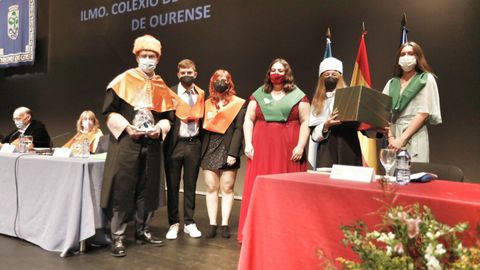Los representantes de los alumnos entregaron recuerdos a sus madrinas y padrinos