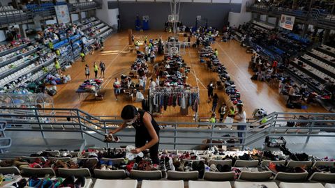 Imágenes del polideportivo Severo Rodríguez, en Los Llanos de Aridane, donde los voluntarios clasifican la ropa y el calzado donado para los afectados por el volcán