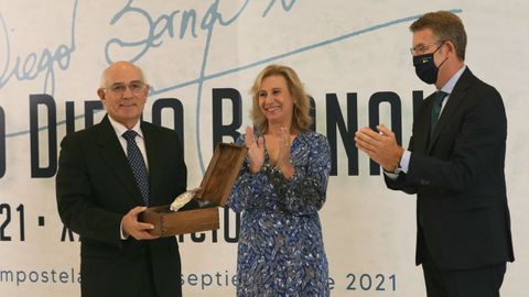Maneiro agradece el premio, recibido de manos de Núñez Feijoo.