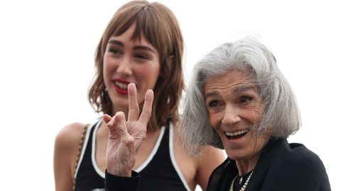 Las actrices Almudena Amor y Vera Valdez, en San Sebastin, para la presentacin de La abuela. Valdez, supermodelo de Coco Chanel en su juventud, renace ahora de la mano de Paco Plaza y Carlos Vermut.