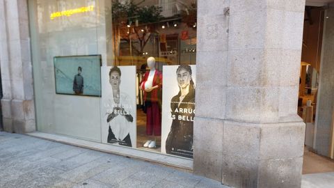 Escaparate de la tienda de Adolfo Domínguez en Ourense, con la nueva campaña con jugadoras del Atlético de Madrid