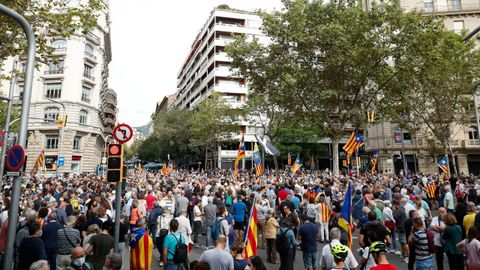 Concentración de independentistas delante del consulado de Italia en Barcelona para protestar contra la detención de Carles Puigdemont en Cerdeña