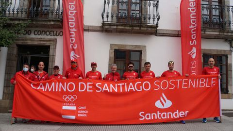 El atleta Martíz Fiz (en el centro) junto a la comitiva que recorre el Camino de Santiago Sostenible.