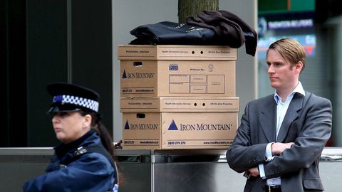 Un empleado de Lehman Brothers el día de su quiebra.