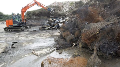 Los trabajos en la zona donde se quemaron colchones en la planta de Rilo