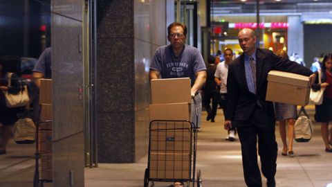 Dos hombres abandonan las oficinas de Lehman Brothers llevándose sus pertenencias, tras la quiebra de la compañía