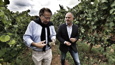 Roberto Verino y David Regades, de la Zona Franca de Vigo, visitaron los viñedos de Gargalo, en la D. O. Monterrei
