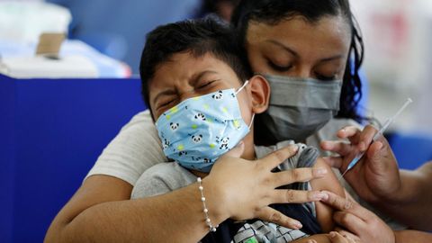 Un niño recibe la vacuna contra el covid-19 en El Salvador donde está autorizada a partir de los seis años