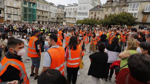 Una multitud apoyó a los trabajadores de Vestas Viveiro en la Praza Maior de la localidad