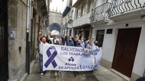 Personal de Alcoa entrando por la Porta de Carlos V, camino de la concentración