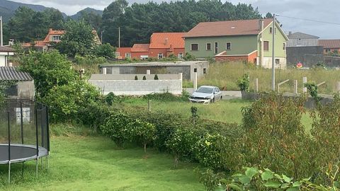 El coche apareció abandonado en una finca de la zona de O Camiño Ancho