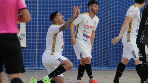 Bruno Gomes celebra su tanto, que sirvió para abrir el marcador
