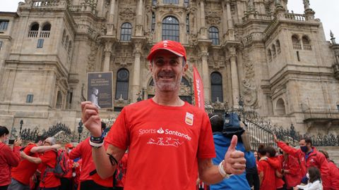 Martín Fiz con su Cospostela frente a la Catedral.