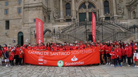 El grupo de corredores y el que realizó la marcha desde Monte do Gozo tras encontrarse en el Obradoiro.
