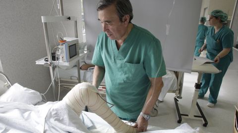El doctor José Couceiro Follente, que iba a realizar la novedosa intervención quirúrgica, fotografiado en el 2008