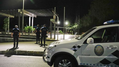 Vigilancia de la policía local durante una noche de movida en Santiago
