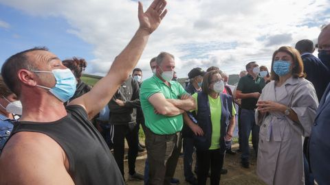 El delegado territorial, Javier Arias y la conselleira de Medio Ambiente, Ángeles Vázquez, junto a los manifestantes