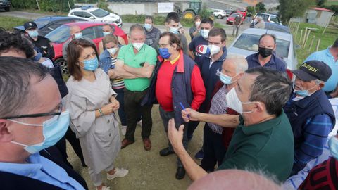 El delegado territorial, Javier Arias y la conselleira de Medio Ambiente, Ángeles Vázquez, junto a los manifestantes