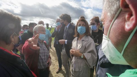 La conselleira de Medio Ambiente, Ángeles Vázquez, junto a los manifestantes