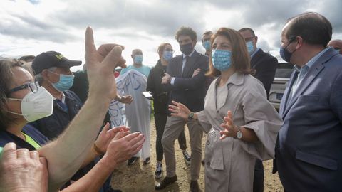 El delegado territorial, Javier Arias y la conselleira de Medio Ambiente, Ángeles Vázquez, junto a los manifestantes