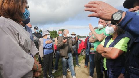 El delegado territorial, Javier Arias y la conselleira de Medio Ambiente, Ángeles Vázquez, junto a los manifestantes