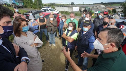 El delegado territorial, Javier Arias y la conselleira de Medio Ambiente, Ángeles Vázquez, junto a los manifestantes