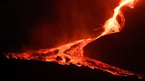 La erupción aumenta considerablemente su actividad