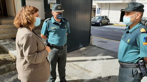 La subdelegada del Gobierno, María Rivas, y el jefe de la Comandancia de la Guardia Civil de A Coruña, Javier Jambrina, se acercaron ayer al cuartel de Rianxo para felicitar a Primitivo Aliste