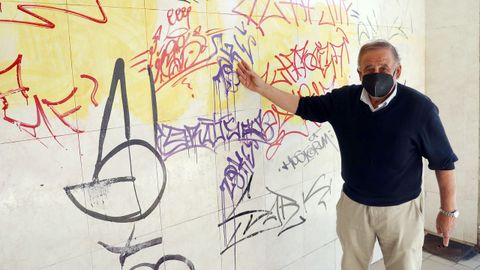 Federico está harto de que en las noches de la movida le hagan pintadas en la entrada de su garaje en Curros Enríquez