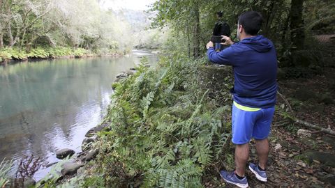 Un visitante del parque natural tomaba fotos del río Eume, ayer por la tarde