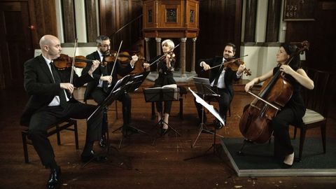 El Cuarteto Quiroga, en plena interpretación, acompañado de la violista Veronika Hagen (en el centro de la imagen). El violinista ourensano Cibrán Sierra, el segundo por la izquierda.