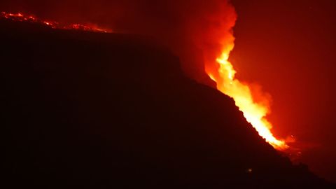 La lava se precipita por el acantilado a aguas del Atlántico