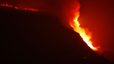 La lava se precipita por el acantilado a aguas del Atlntico